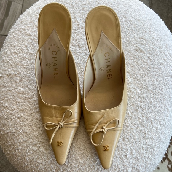 Vintage Chanel CC Beige Leather Bow Mule Heels - Picture 4 of 15